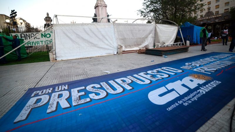Sindicalistas y agrupaciones de izquierda montaron una carpa frente al Congreso para protestar contra el Gobierno