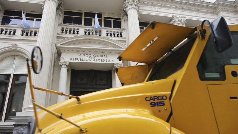 Para bajar el dólar, el Central puso una tasa de 72% que se “devoró” los pesos, pero no evitó la suba del riesgo país
