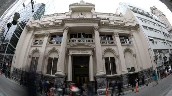 Los costos que tiene que pagar el Central por haber bajado casi 8% en dos días el dólar mayorista