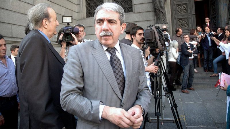 Pidieron la indagatoria de Aníbal Fernández y Jorge Capitanich por una millonaria defraudación al Estado