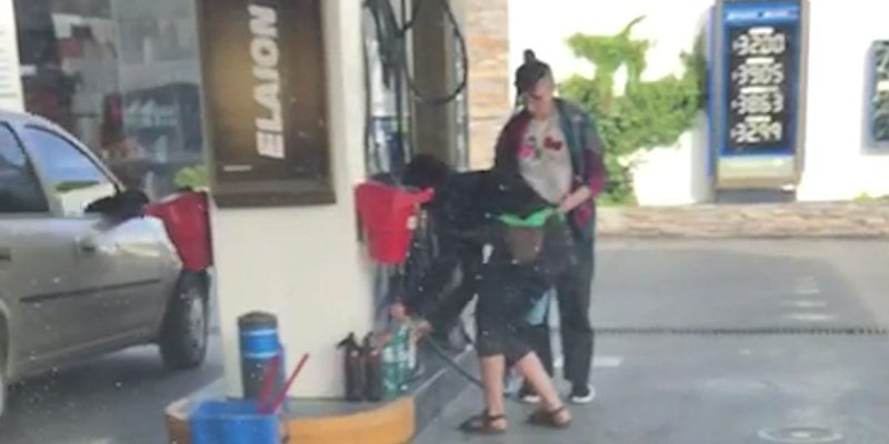 Clausuran dos estaciones de servicio por vender nafta en botellas en la ciudad donde se realiza el Encuentro Nacional de Mujeres