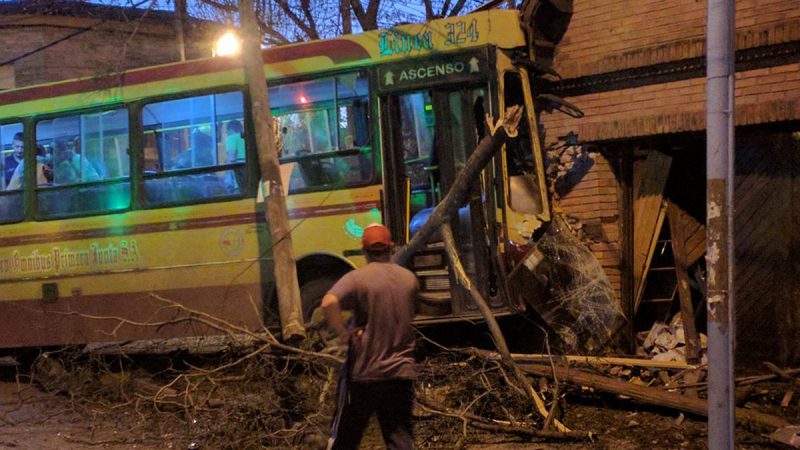 Investigan el contenido y el origen de una bolsa descartada tras el accidente entre un auto y un colectivo en Bernal
