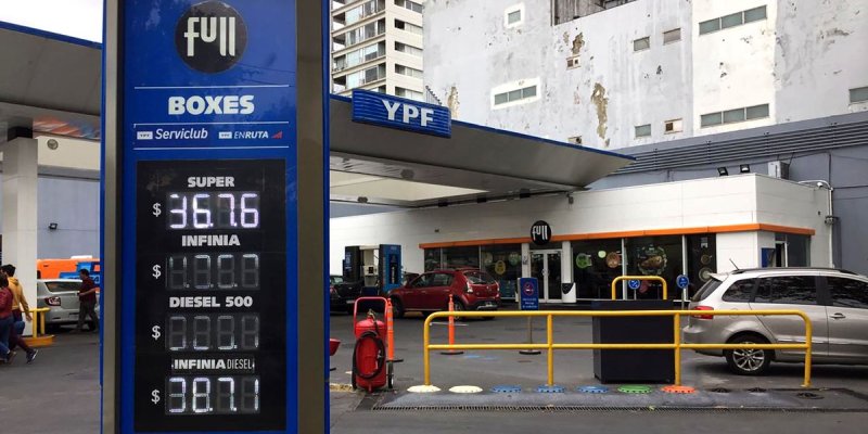 Con el dólar en caída, ¿por qué no bajan los precios de los combustibles?