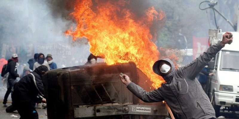 Manifestantes lanzaron piedras y palos a la Policía: al menos 26 detenidos y 11 heridos