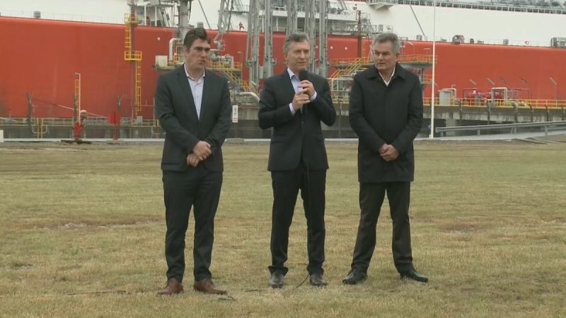 Mauricio Macri despidió al buque regasificador Exemplar: “Es un símbolo de la incapacidad y el despilfarro”