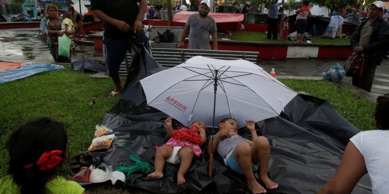 En medio de los peligros, con miedo y enfermos, los chicos de la caravana de hondureños juegan a que ya están en EE.UU.