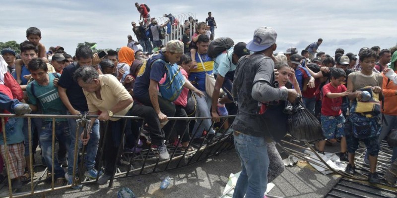 En medio de incidentes, los migrantes hondureños lograron entrar en México