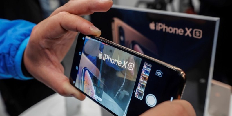 Un iPhone empezó a tirar humo en un Apple Store y lo apagaron con arena