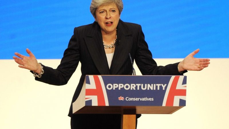 Theresa May defendió su plan para el “Brexit” y pidió unidad a su partido