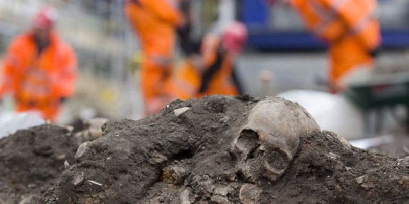 Para hacer un tren, en Londres desentierran 45.000 esqueletos y resurge “El Terror Negro”