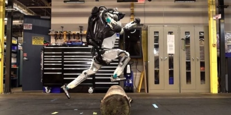 Cada vez más humano: el robot Atlas de Boston Dynamics salta, corre y ¡hace parkour!