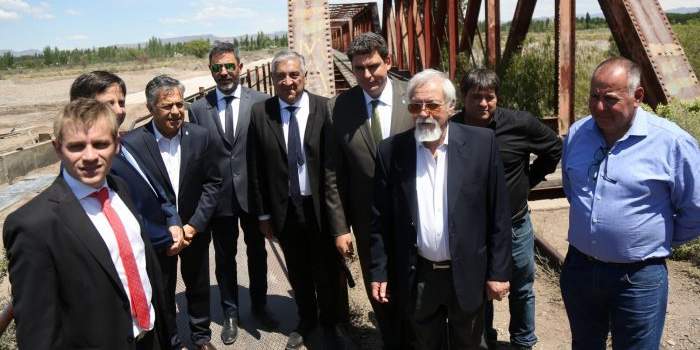 Cornejo visitó las obras del puente badén sobre el río Diamante