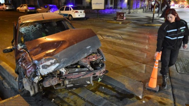 Aparatoso choque entre un auto y un colectivo terminó con dos heridos en Ciudad