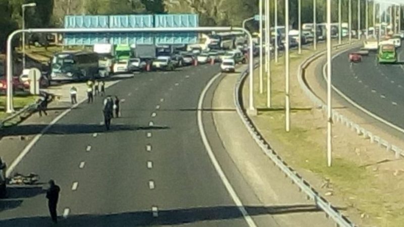 Murió un motociclista de 21 años tras chocar contra una baranda en el Acceso Sur