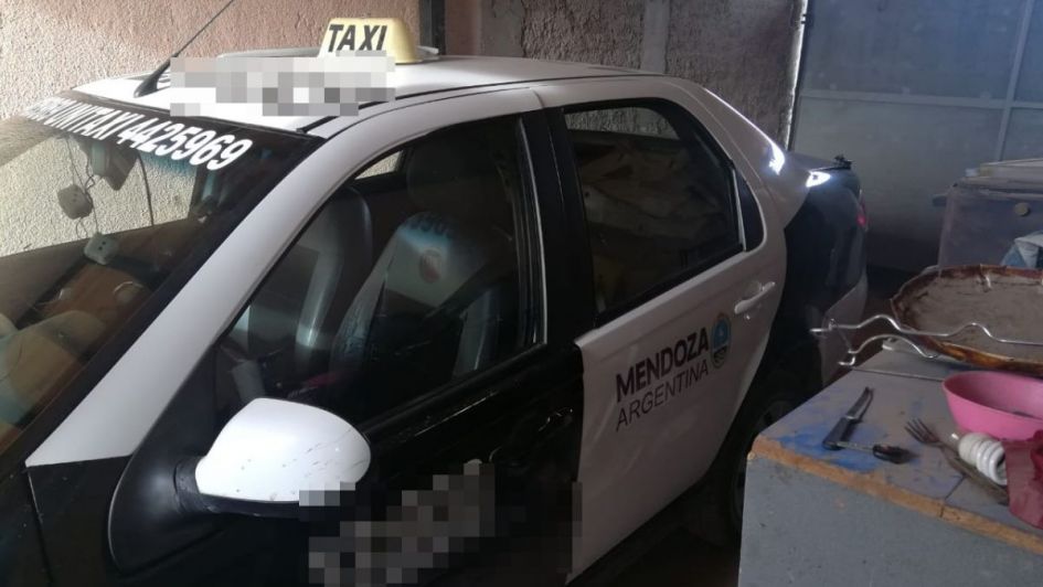 Hallaron un taxi robado en su casa en Maipú: se lo estaba guardando al “Chicato”