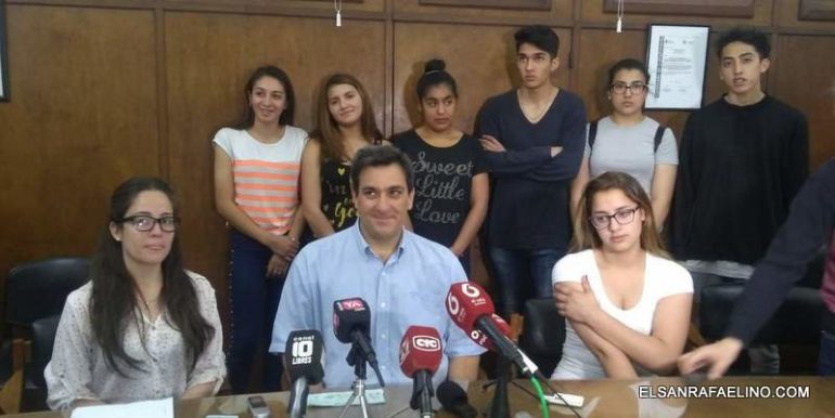 El municipio entregó subsidio a chicos de Punta del Agua