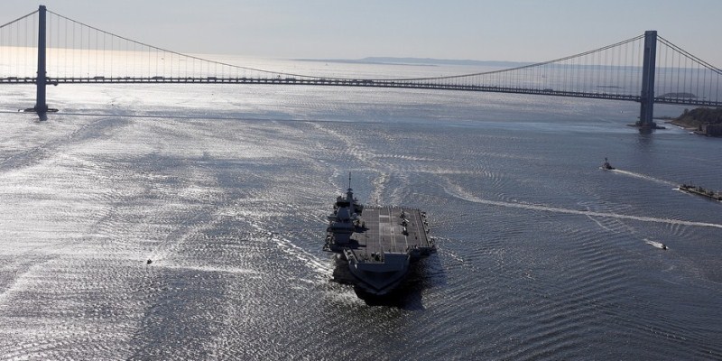 Un portaaviones en el Hudson: Gran Bretaña estrena el buque de guerra más grande de su armada