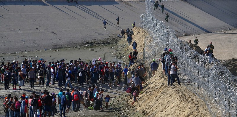 Un grupo de migrantes centroamericanos intentó cruzar el muro con EE.UU. y los recibieron con gas lacrimógeno