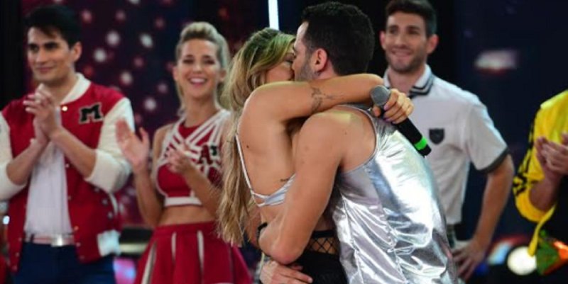 Mauro Caiazza le preguntó a Jimena Barón si quería ser su novia y ella respondió con un apasionado beso