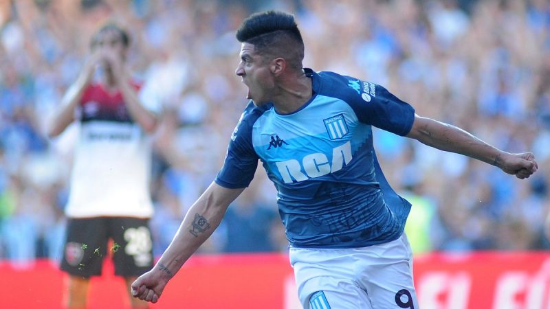 Racing venció a Newell’s y se alejó en la cima del torneo