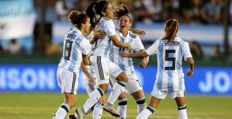 Argentina goleó a Panamá y dio el primer paso rumbo al Mundial