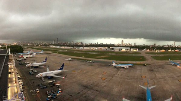 Por la tormenta, desvían varios vuelos que debían aterrizar en Ezeiza y Aeroparque