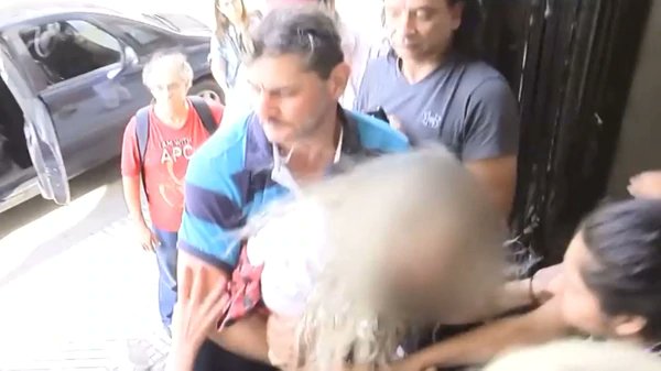 Reclamo y escándalo: irrumpió en una protesta estudiantil e intentó llevarse por la fuerza a su hija
