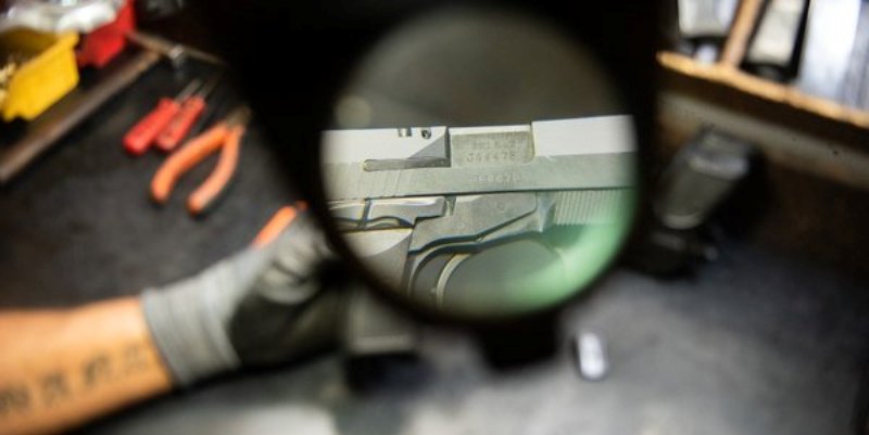 En plena crisis, la única fábrica de armas del país aumenta sus ganancias: la policía es su mayor cliente