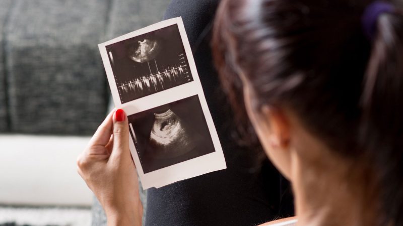 En Salta, 13 adolescentes se convierten en madres por día