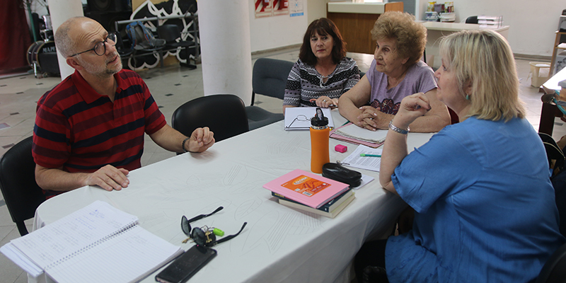 El ganador del Premio Clarín Novela visitó el Taller Literario La Hoja