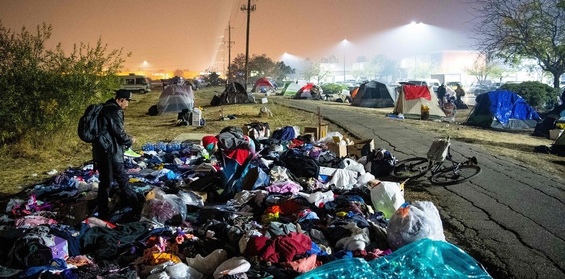Incendios en California: un Walmart se convierte en un “campo de refugiados”