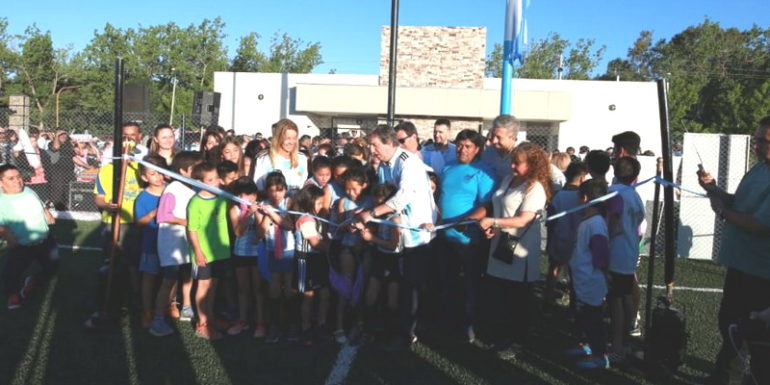 Se inauguró la primera cancha de césped sintético de fútbol profesional