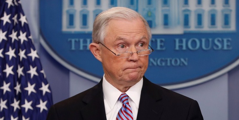 Empujado por Donald Trump, renunció el ministro de Justicia de Estados Unidos