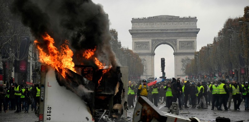 Una violenta protesta en Francia contra el aumento de las naftas desafía a Emmanuel Macron