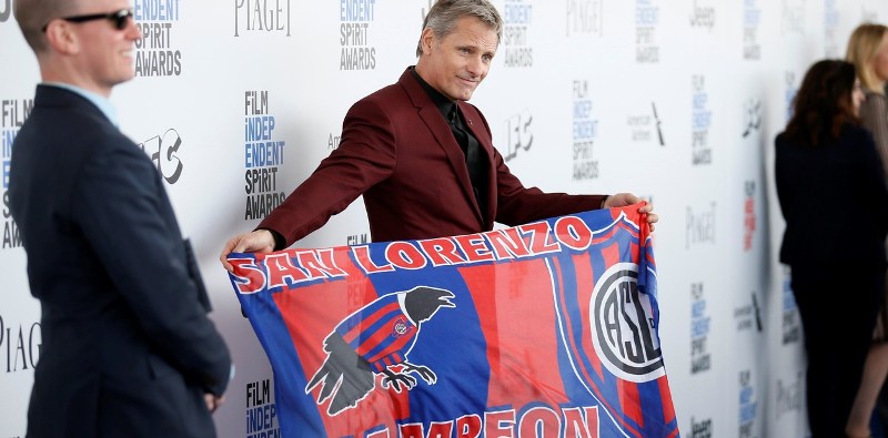 La delirante escena de Viggo Mortensen haciendo modisto al Bambino Veira