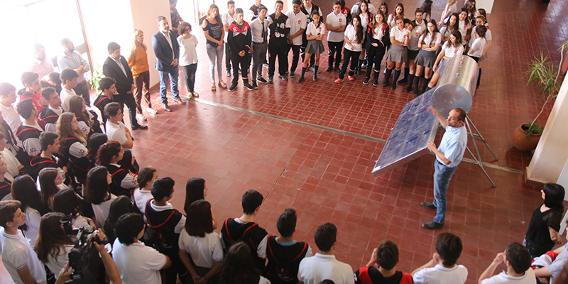 Entregaron un termotanque solar a la Escuela de Agricultura
