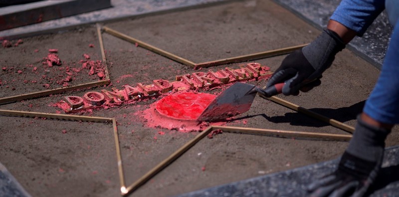 Detienen a un hombre por pintar una esvástica sobre la estrella de Donald Trump en Hollywood