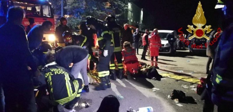 Seis muertos y más de 100 heridos tras una estampida en una discoteca en Italia