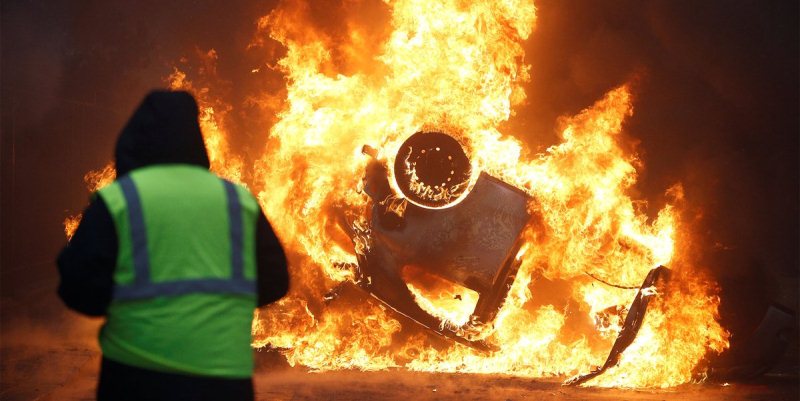 Mientras Macron está en el G20, otra protesta de “chalecos amarillos” hace arder París