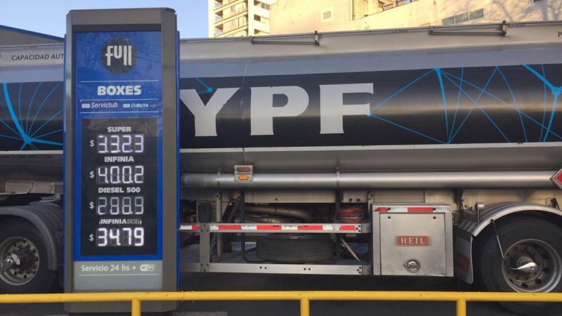 YPF anunció que baja el precio de la nafta