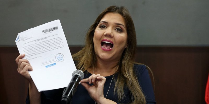 Acusada de corrupción, renunció la vicepresidente de Ecuador
