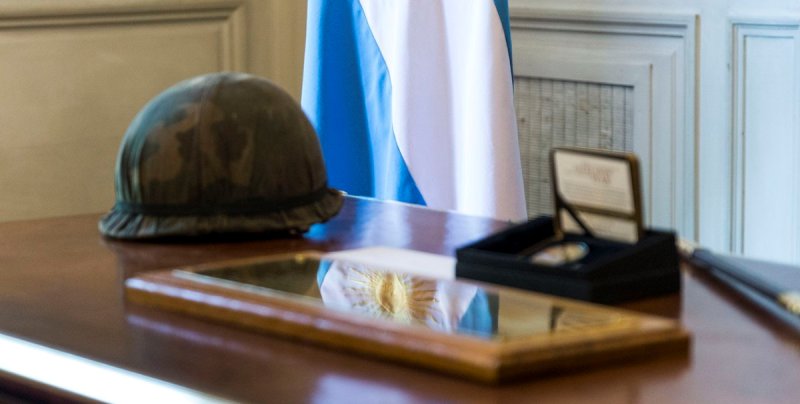 Estuvieron enfrentados en Malvinas y 36 años después forjaron una amistad: un casco perdido los unió
