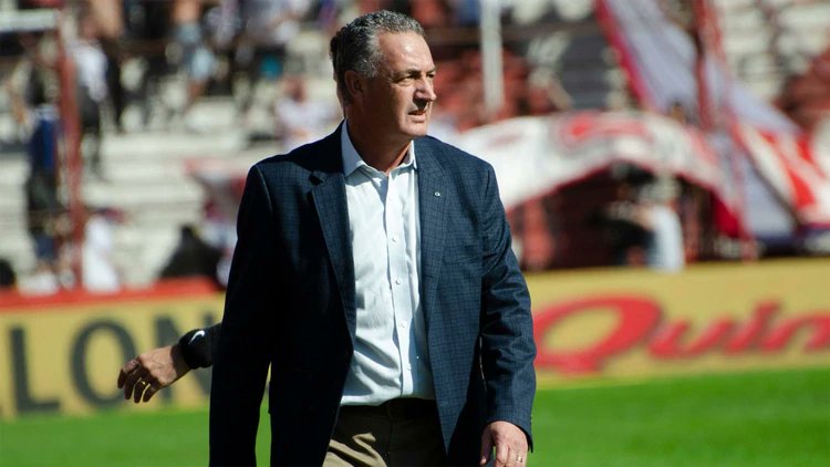 Alfaro envió una carta de despedida a los hinchas de Huracán y solo le falta firmar para ser el nuevo DT de Boca