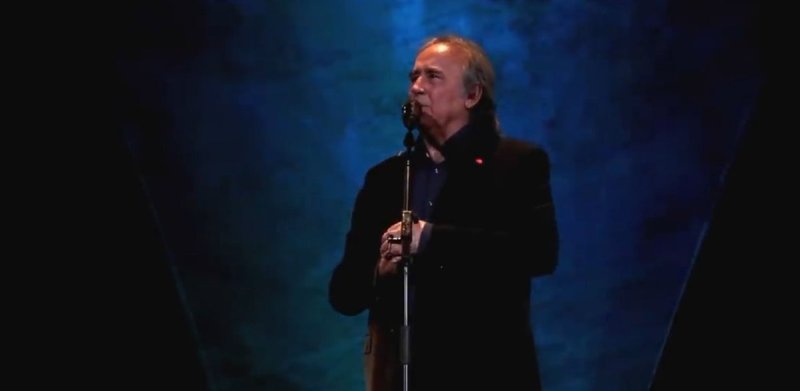 En medio de un recital, Joan Manuel Serrat le contestó a un fan que le gritó: “¡Canta en catalán, que estamos en Barcelona!”