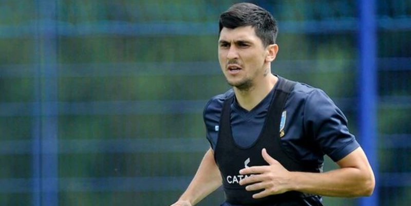 Piden la detención de un goleador argentino en Inglaterra