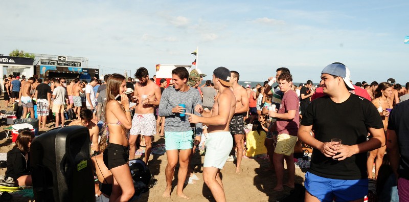 Verano a todo volumen: los secretos de los súper parlantes portátiles