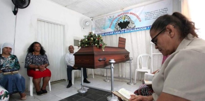 Enojo en Colombia: hace 9 días que velan a un chico esperando que resucite