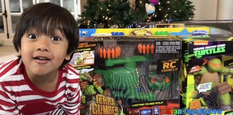 La historia de Ryan: tiene sólo 8 años, es estrella de YouTube y ganó 22 millones de dólares haciendo críticas de juguetes