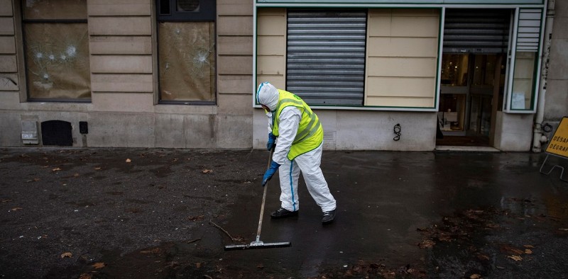 París trata de recuperar la calma y borrar los rastros de la violencia