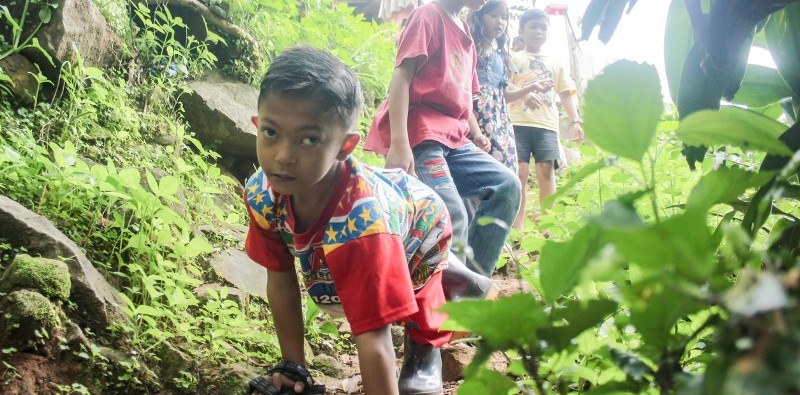 No puede caminar, pero todos los días se arrastra 6 kilómetros para llegar a la escuela